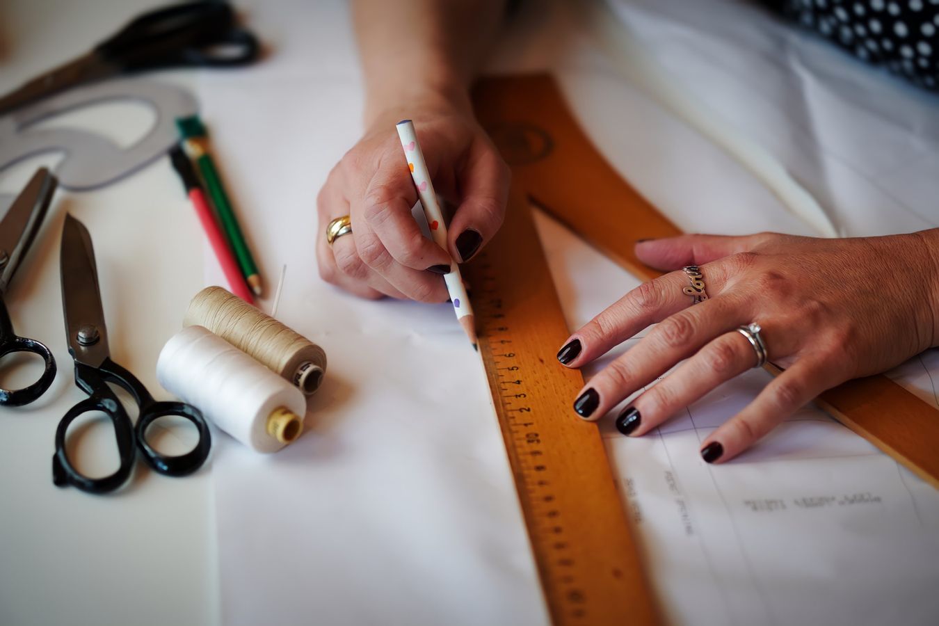 Erstellung eines Schnittes für eine Maßanfertigung Simone im Atelier bei der Erstellung eines Schnittes für eine Maßanfertigung