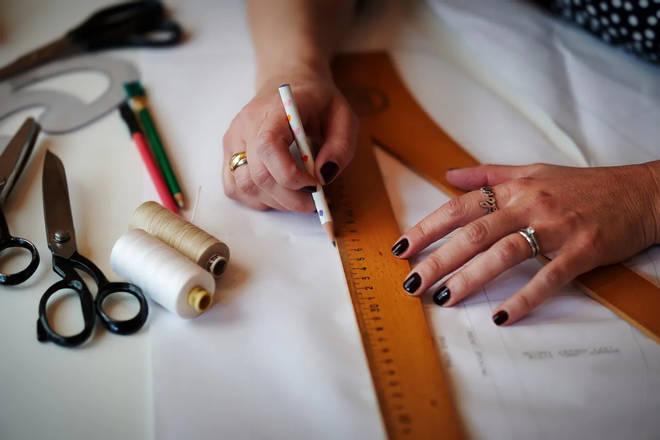 Simone im Atelier bei der Erstellung eines Schnittes für eine Maßanfertigung