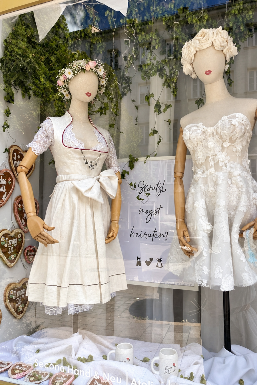 Brautdirndl im Schaufenster vom Bridal Studio hugs & kisses Brautdirndl im Schaufenster vom Bridal Studio hugs & kisses