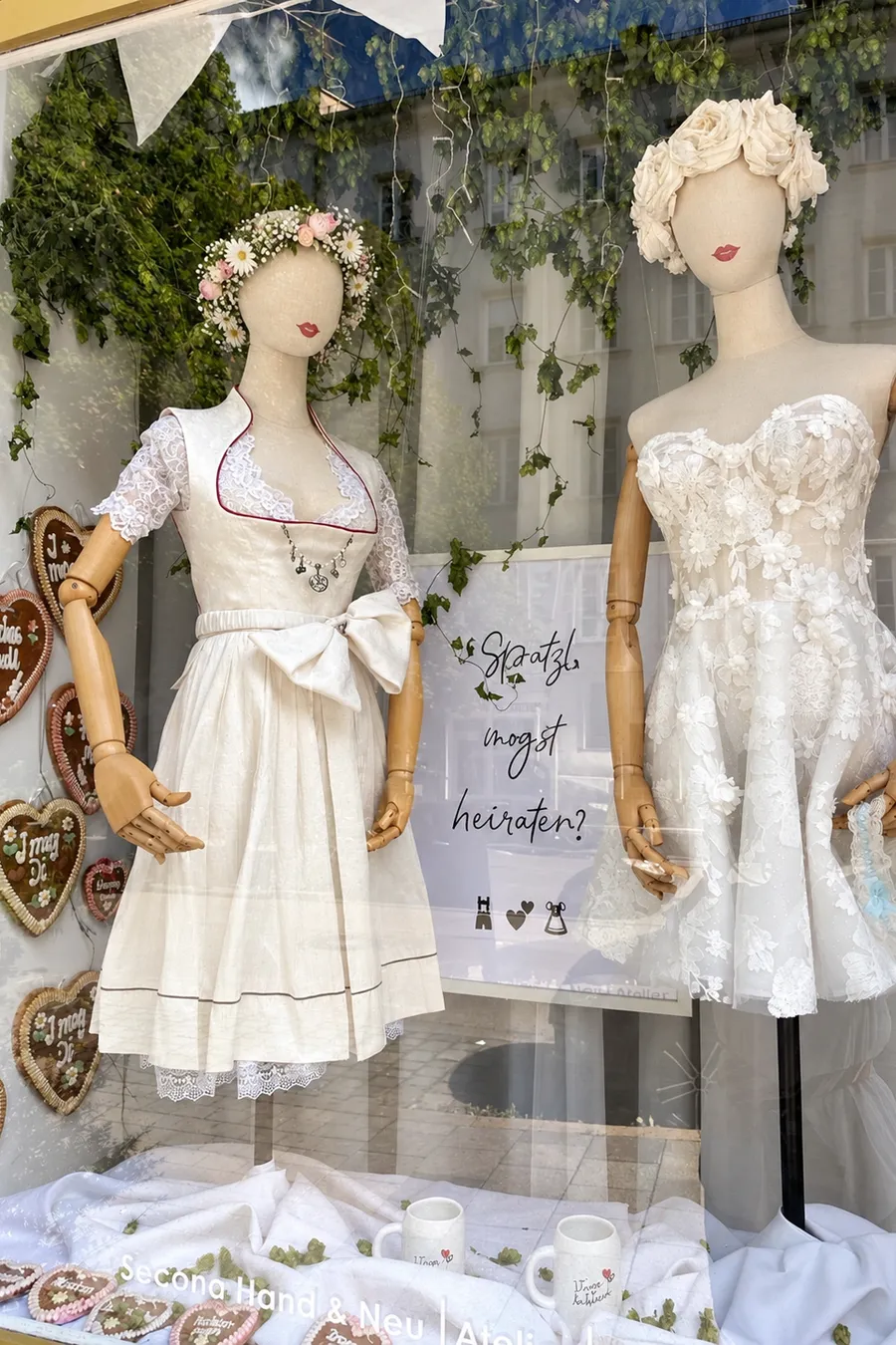 Brautdirndl im Schaufenster vom Bridal Studio hugs & kisses