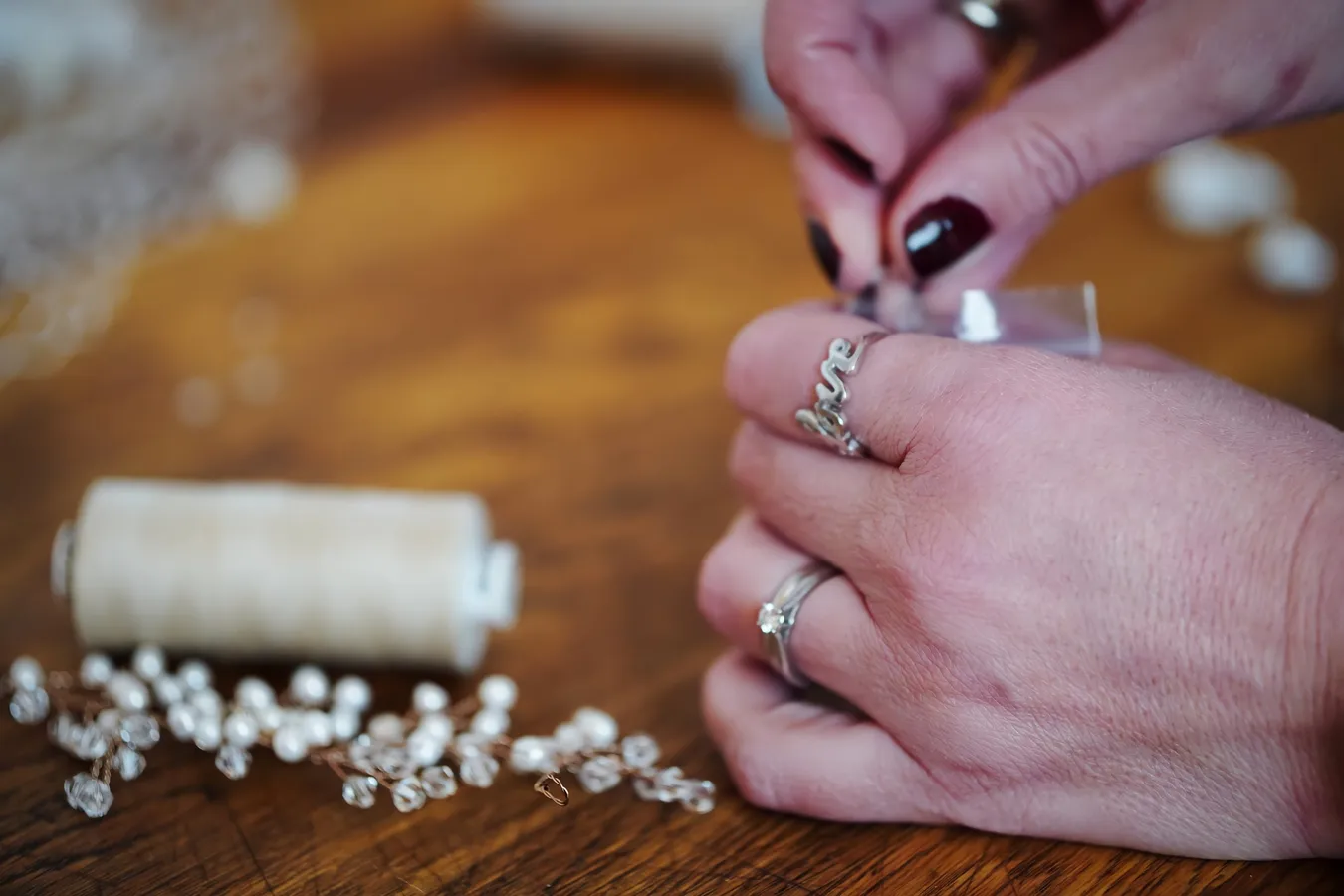 Simones Hände mit Schmuck