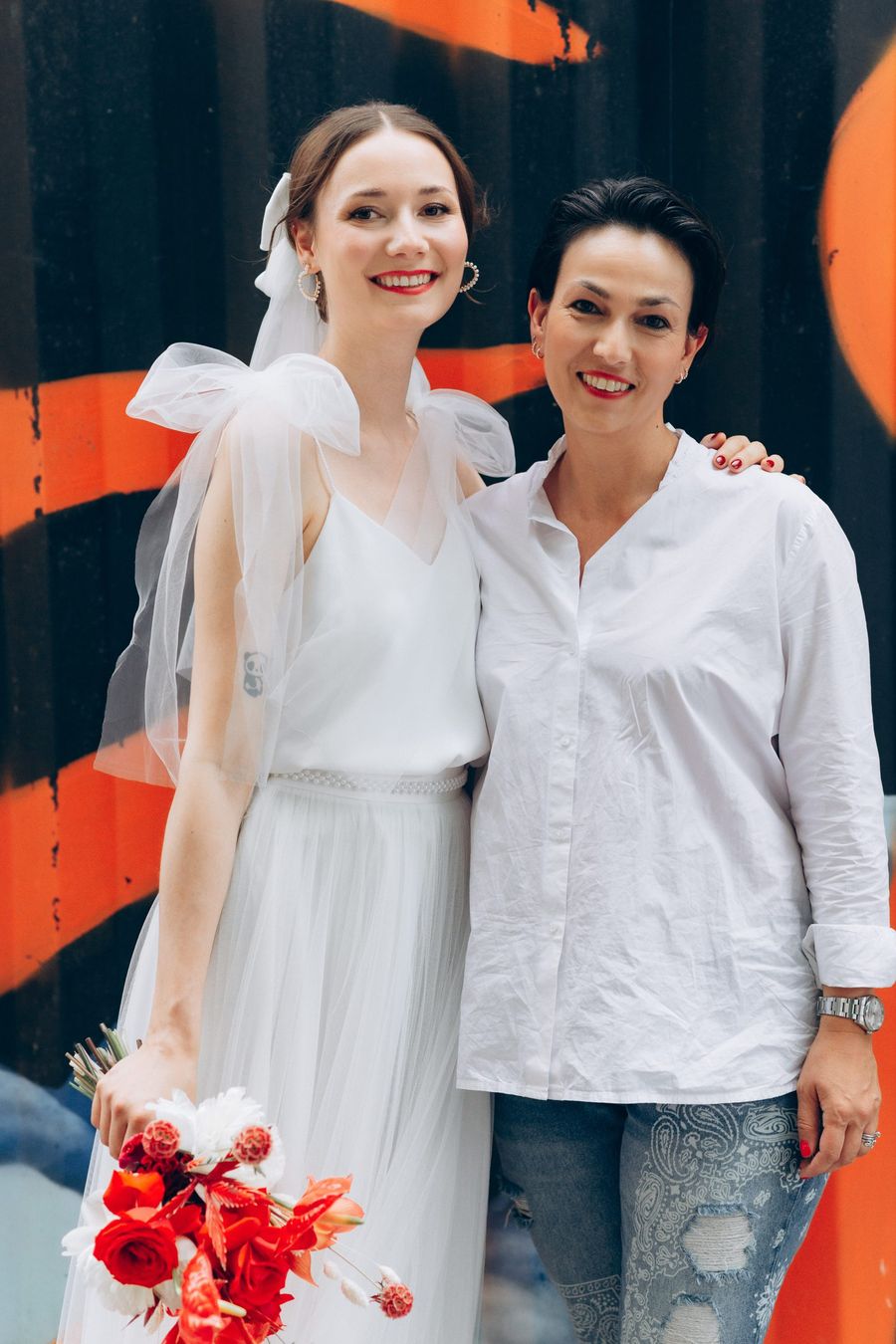 Braut und Simone junge Braut im Zweiteiler mit Top mit Schleifen und Softtüllrock mit Simone - Gründerin hugs & kisses