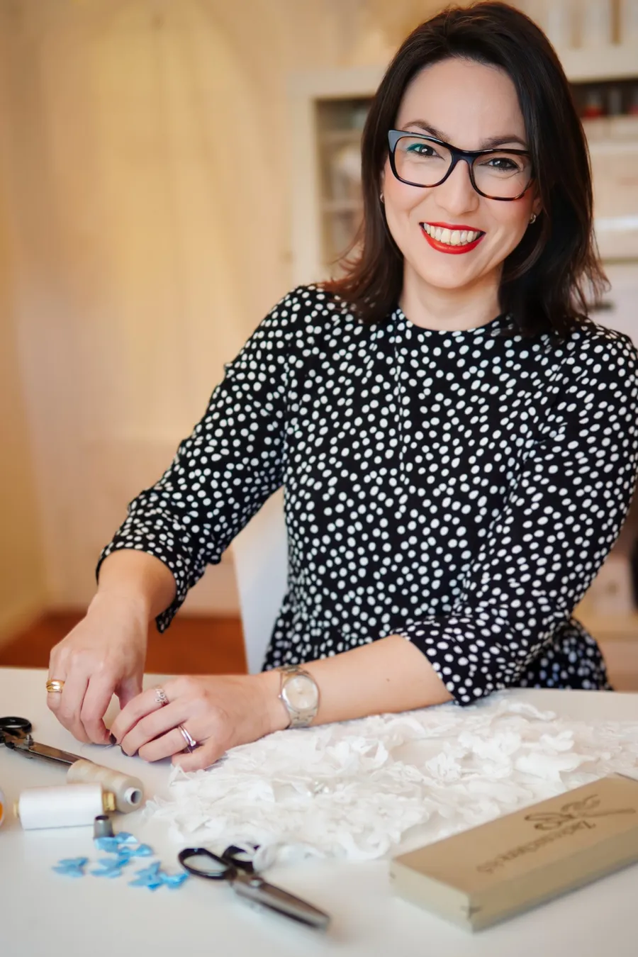 Simone Stark in ihrem Atelier beim Anfertigen von Braut-Accessoires