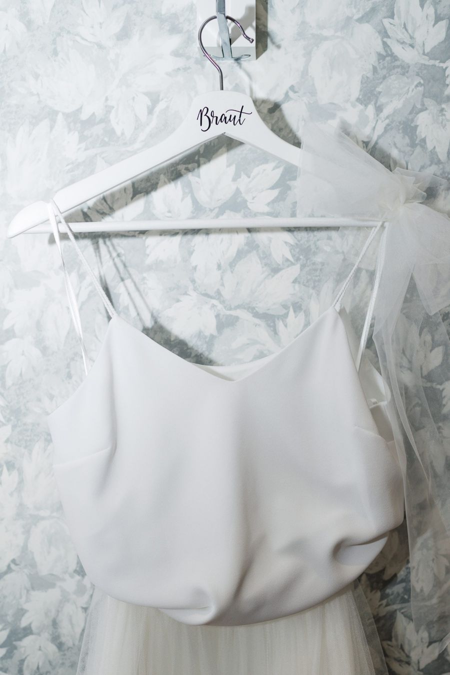 Braut Outfit mit personalisiertem BRAUT Kleiderbügel Braut Outfit mit personalisiertem BRAUT Kleiderbügel