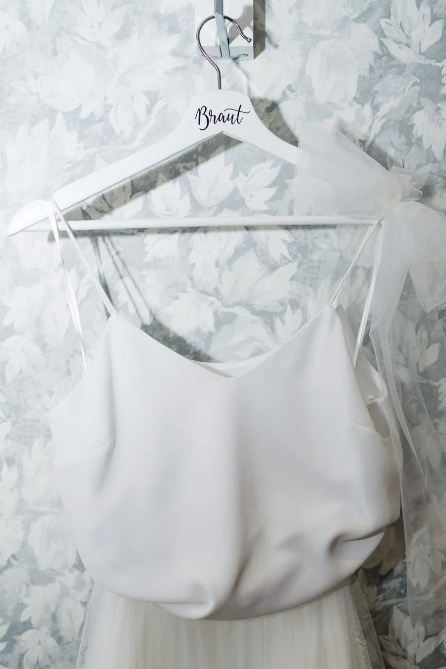 Braut Outfit mit personalisiertem BRAUT Kleiderbügel