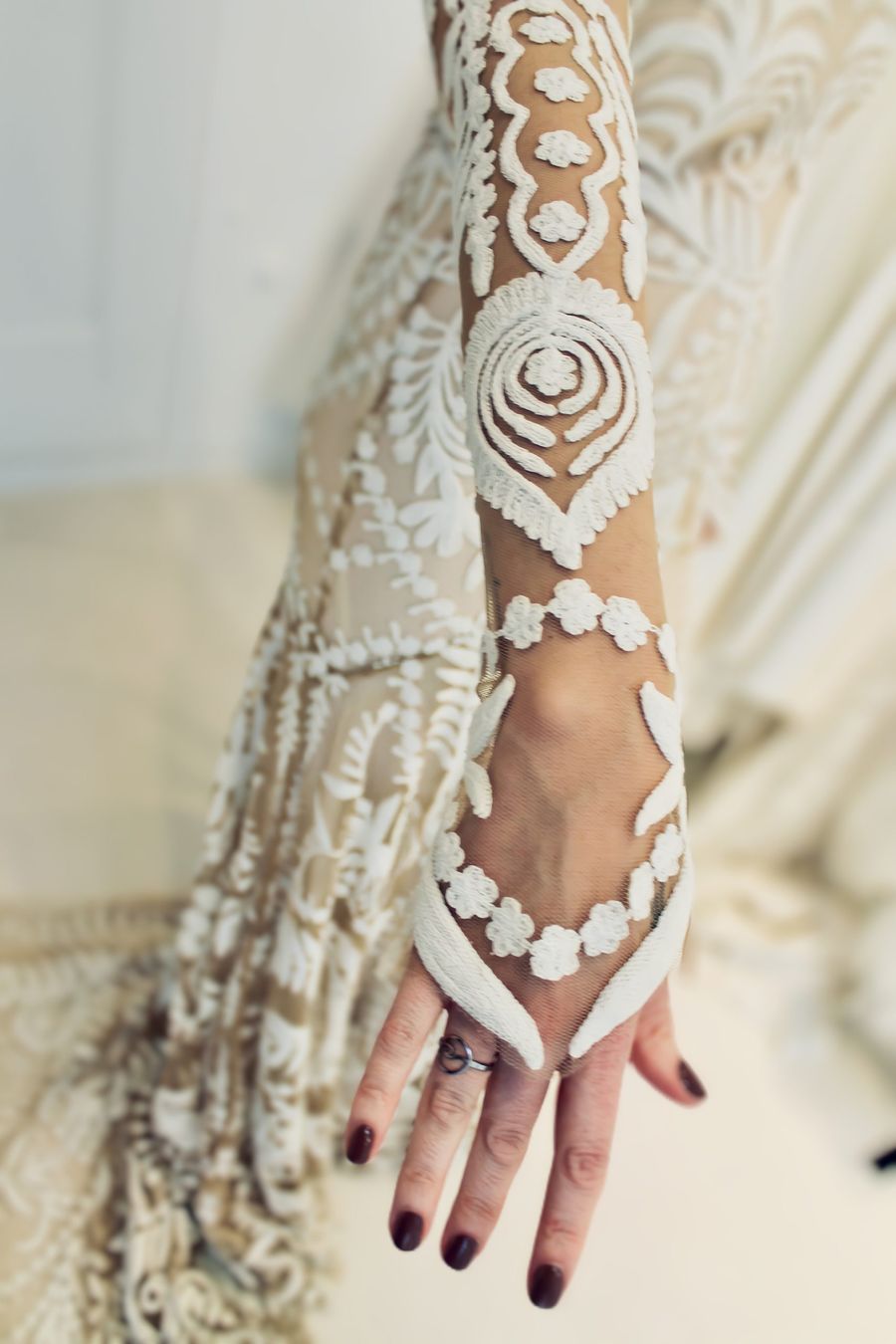 Boho Brautkleid mit langen Ärmeln von Rue de Seine Boho Brautkleid mit langen Ärmeln von Rue de Seine