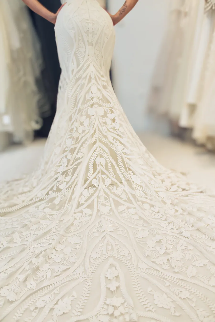 Brautkleid im Meerjungfrauenstil mit langer Schleppe