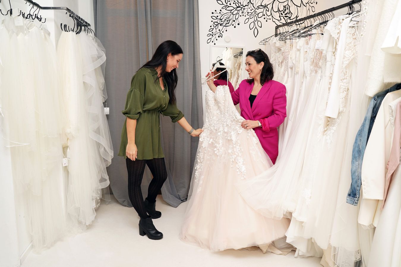 Brautkleid Anprobe Bild der Frau, 28.02.25, München Thema: Mein Brautkleid ist Second Hand Bridal Studio hugs & kisses by Simone Stark Braut: Melanie Reinhart Foto: Marion Vogel