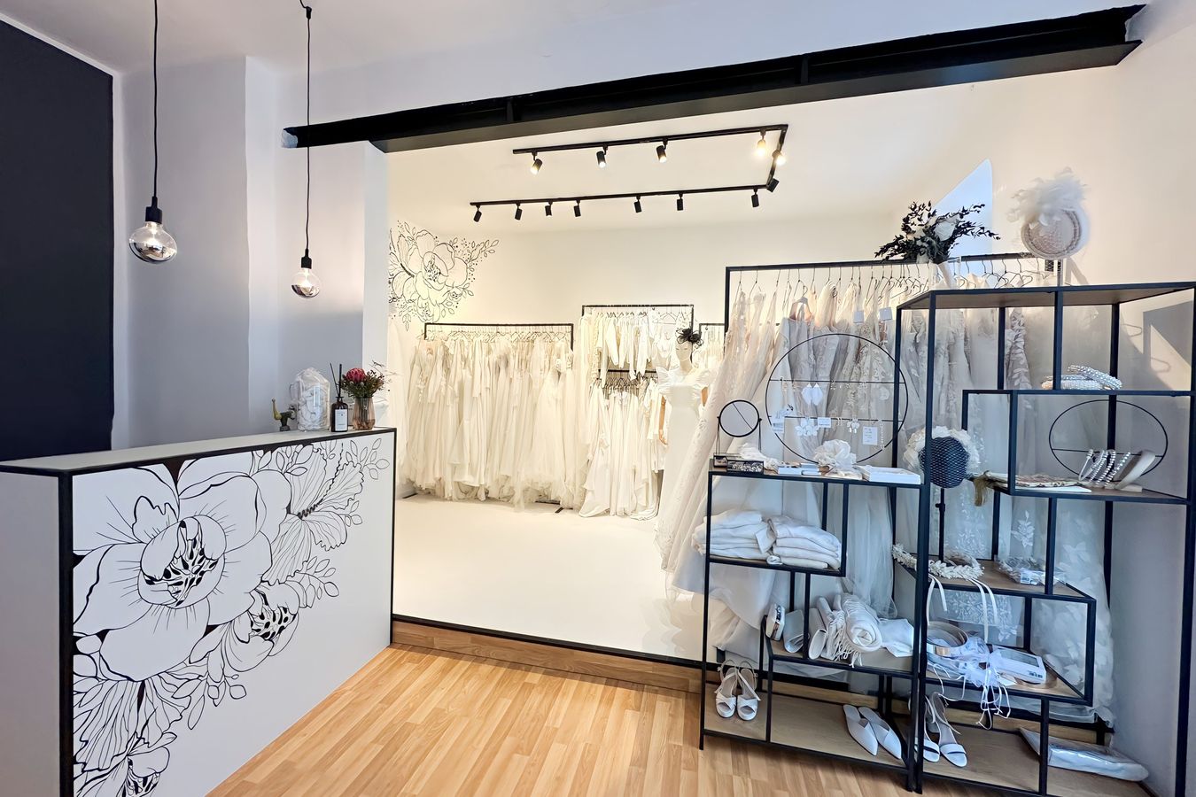 Bridal Studio von innen Einzigartige Wohlfühlatmosphäre im Bridal Studio hugs & kisses. Die schlichte schwarz-weiße Einrichtung rückt Dich in den Fokus Deiner Anprobe.