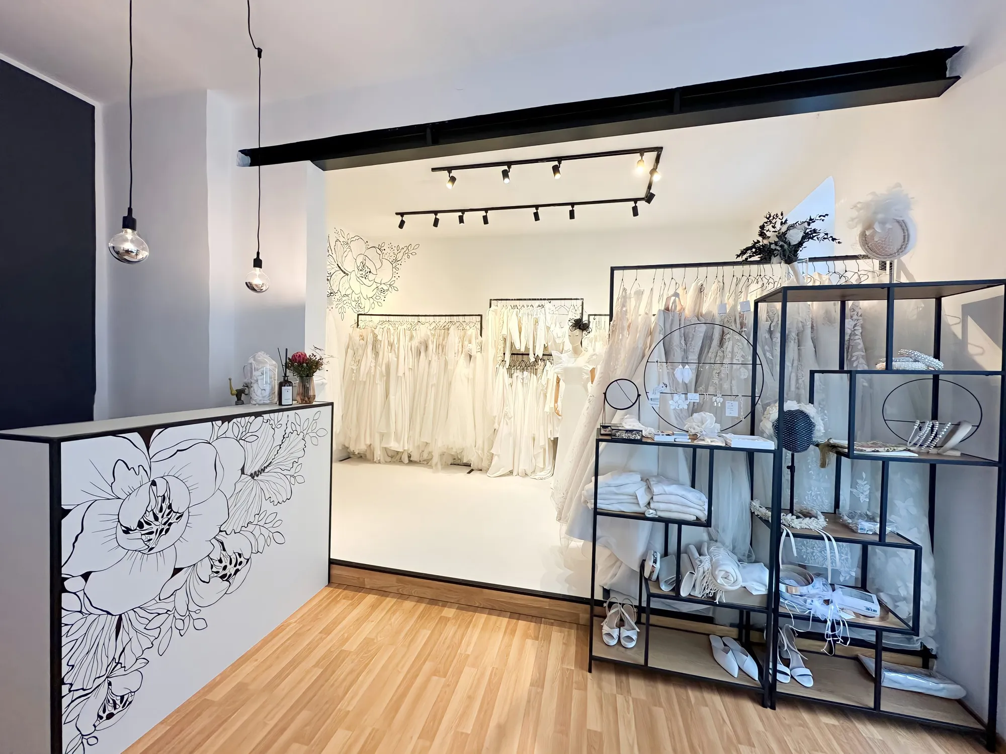 Einzigartige Wohlfühlatmosphäre im Bridal Studio hugs & kisses. Die schlichte schwarz-weiße Einrichtung rückt Dich in den Fokus Deiner Anprobe.