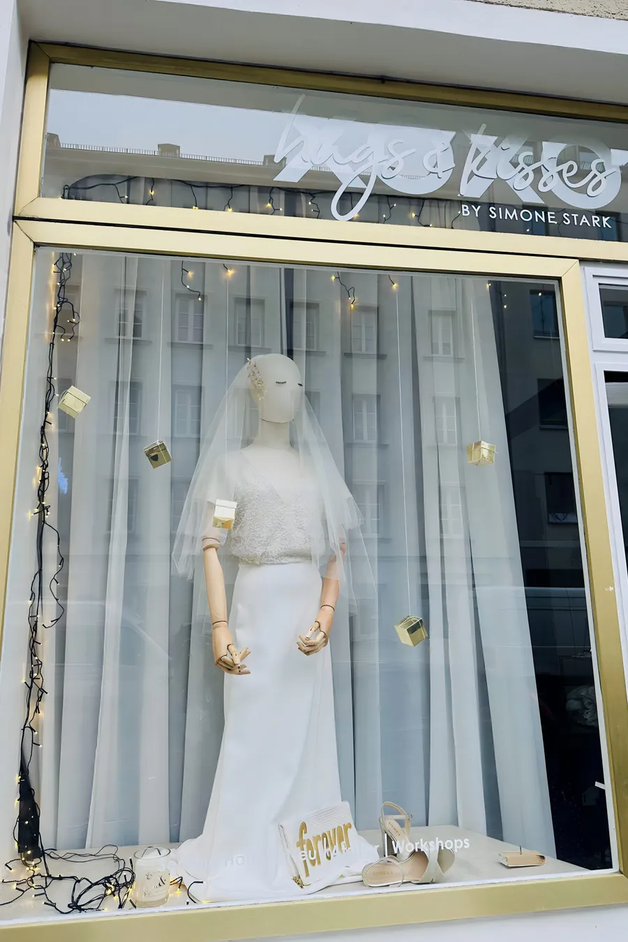 Bridal Studio hugs & kisses in der Weihnachtszeit von außen