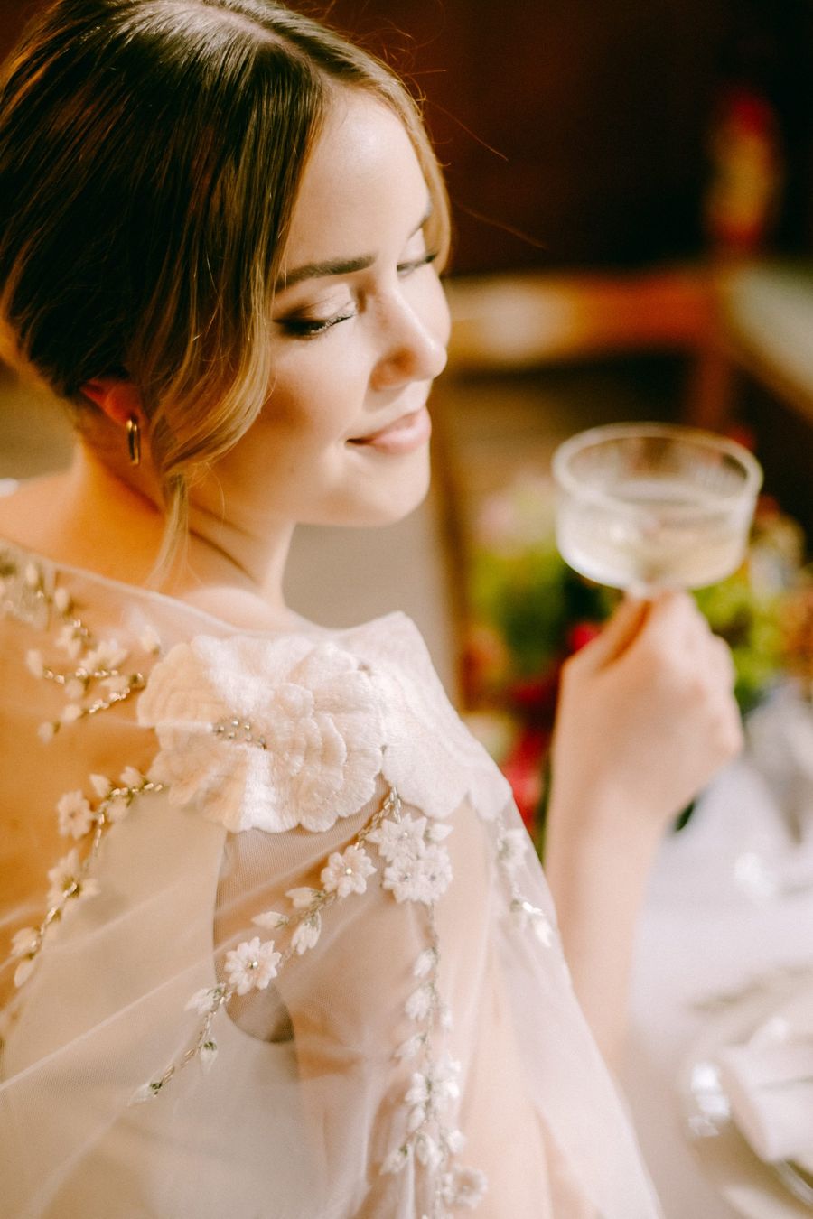 Cape mit gestickten Blüten und Perlen Cape mit gestickten Blüten und Perlen