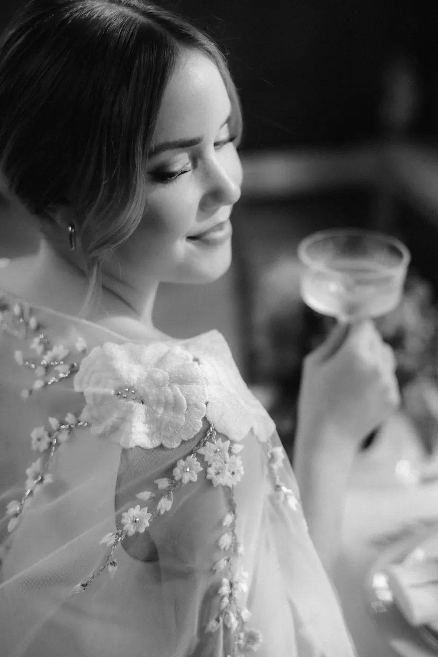 Cape mit gestickten Blüten und Perlen