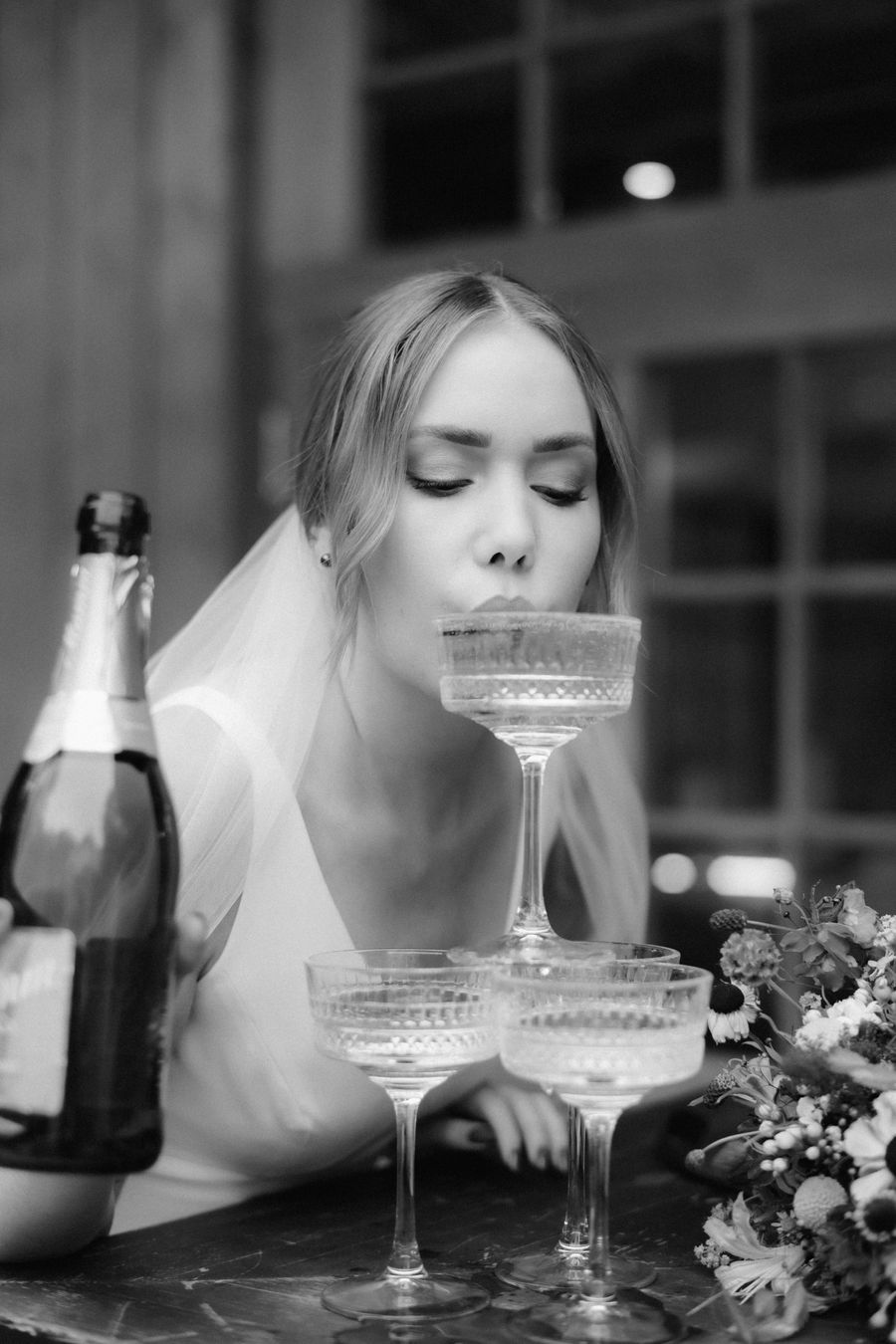 Braut in München nippt am Champagner Glas Braut in München nippt am Champagner Glas