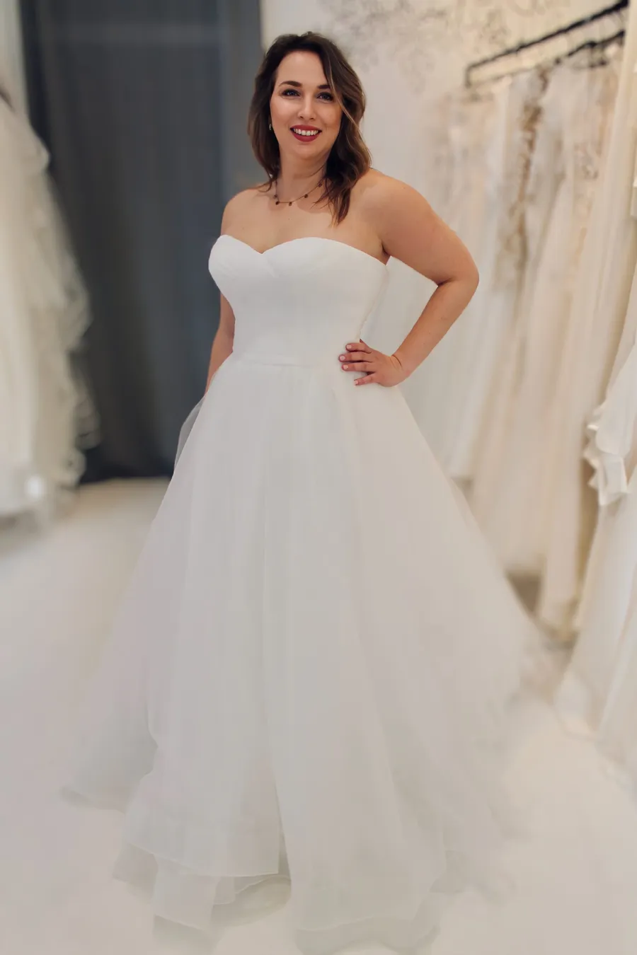 Brautkleid in ivory mit Herzausschnitt an der Corsage und weitem Tüllrock im Prinzessinen-Stil