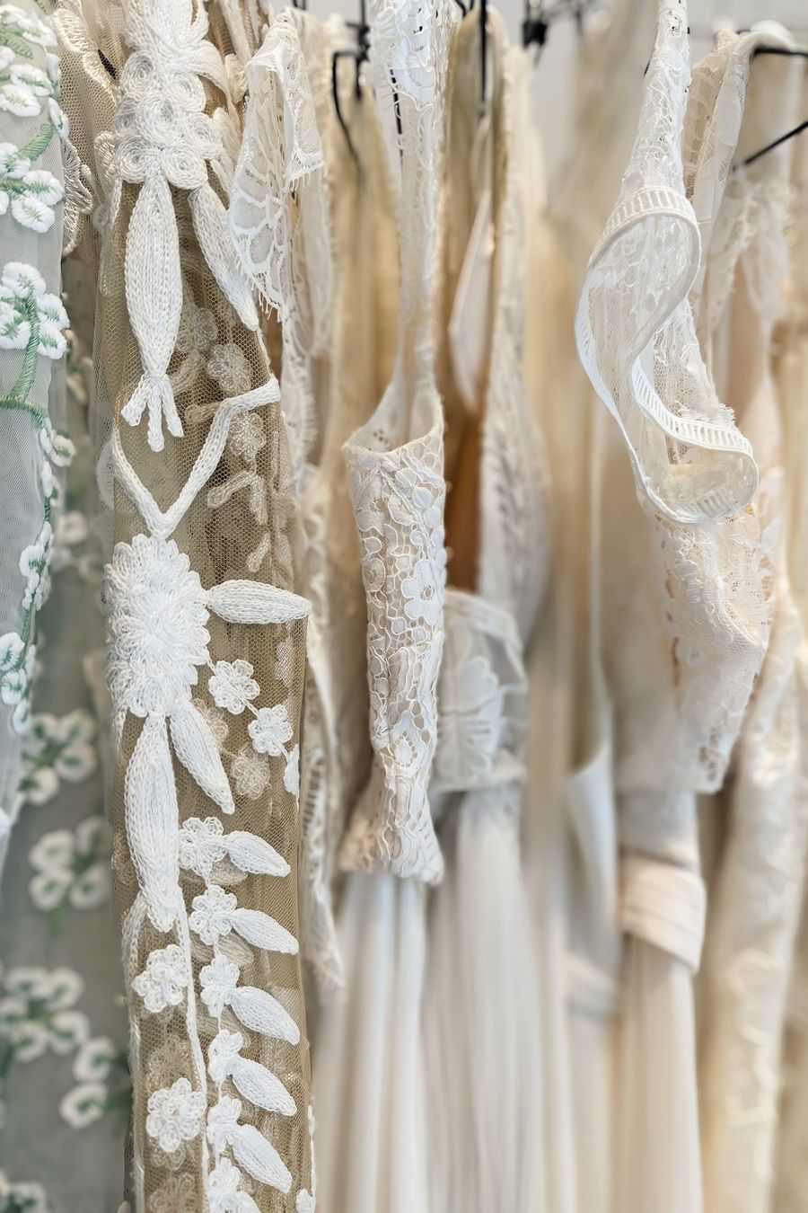 über 250 verschiedene Second Hand Hochzeitskleider über 250 verschiedene Second Hand Hochzeitskleider