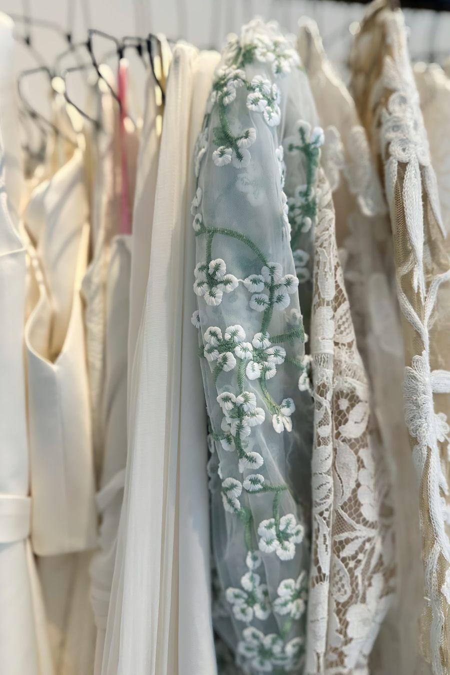 über 250 verschiedene pre-loved Brautkleider über 250 verschiedene pre-loved Brautkleider