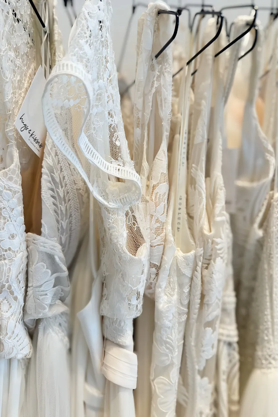 Auswahl aus über 250 pre-loved Brautkleider und Zweiteilern