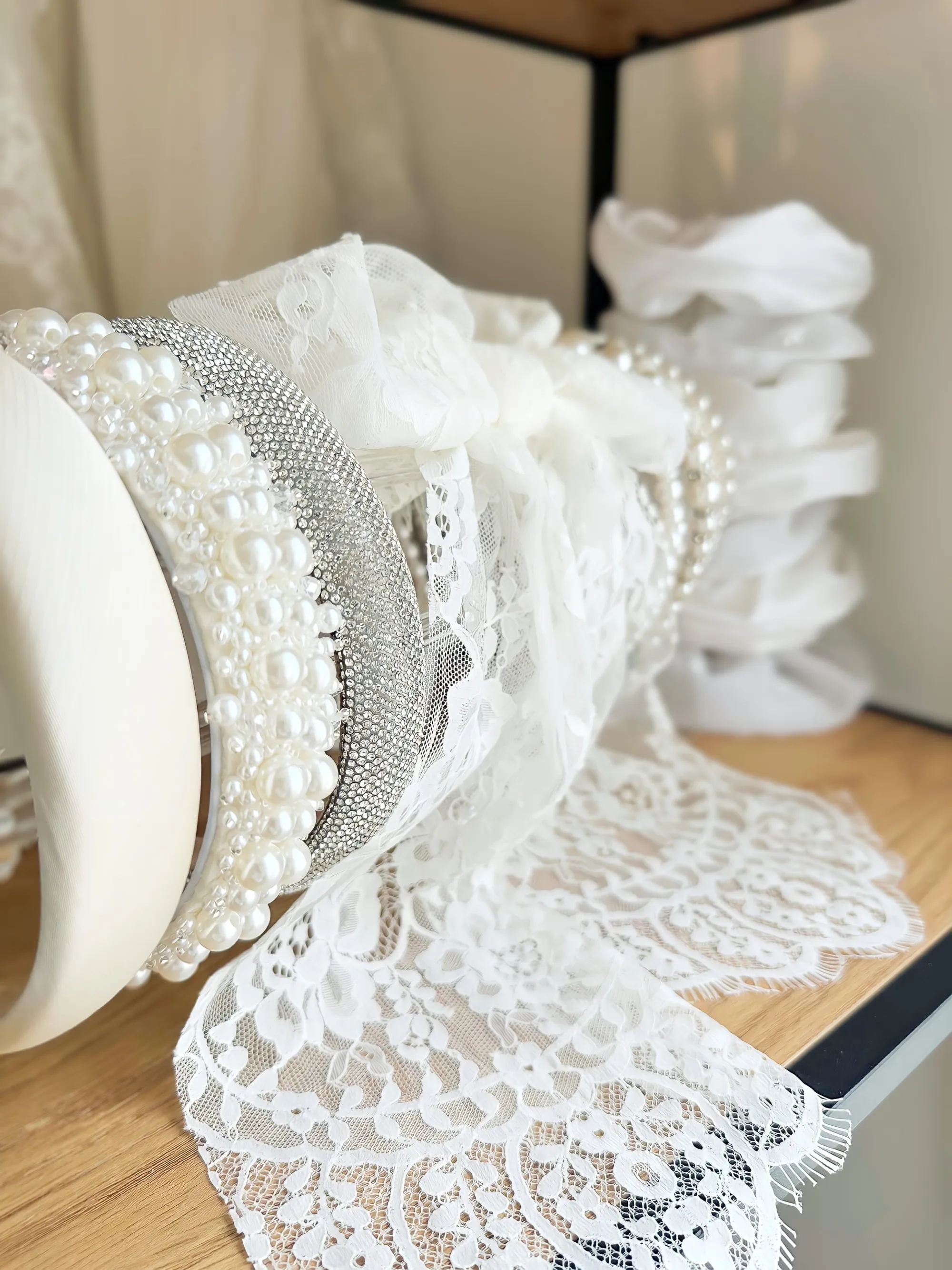 verschiedene Braut-Accessoires wie Haarreifen mit Perlen oder Strass-Steinen machen deinen Braut-Look perfekt. Preloved, neu oder upgecycelt - wir haben eine große Auswahl