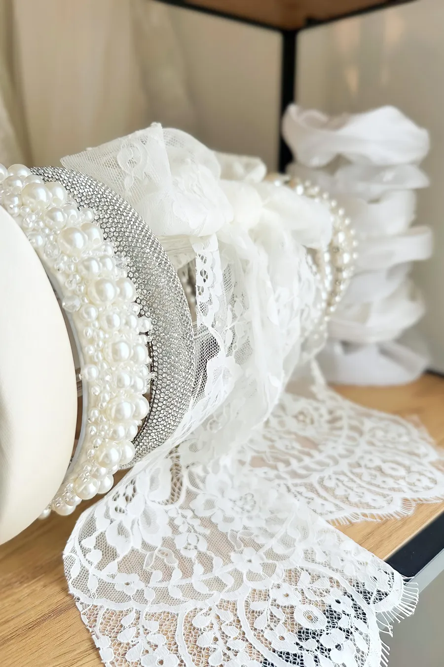 verschiedene Braut-Accessoires wie Haarreifen mit Perlen oder Strass-Steinen machen deinen Braut-Look perfekt. Preloved, neu oder upgecycelt - wir haben eine große Auswahl