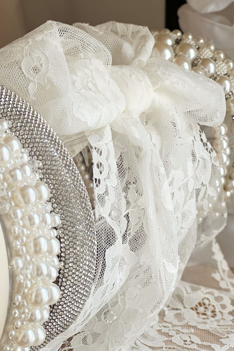 Haarreifen aus Perlen, mit viel Glitzer oder aus Spitze Haarreifen aus Perlen, mit viel Glitzer oder aus Spitze mit Schleife machen den Look perfekt.