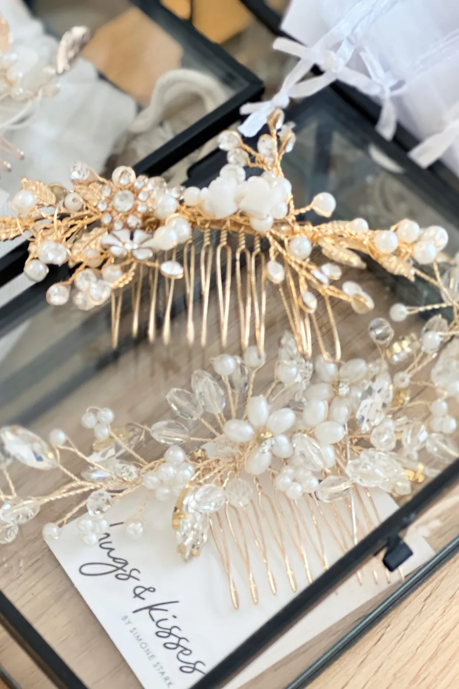 gebrauchter Haarschmuck mit Perlen und Strass-Steinen