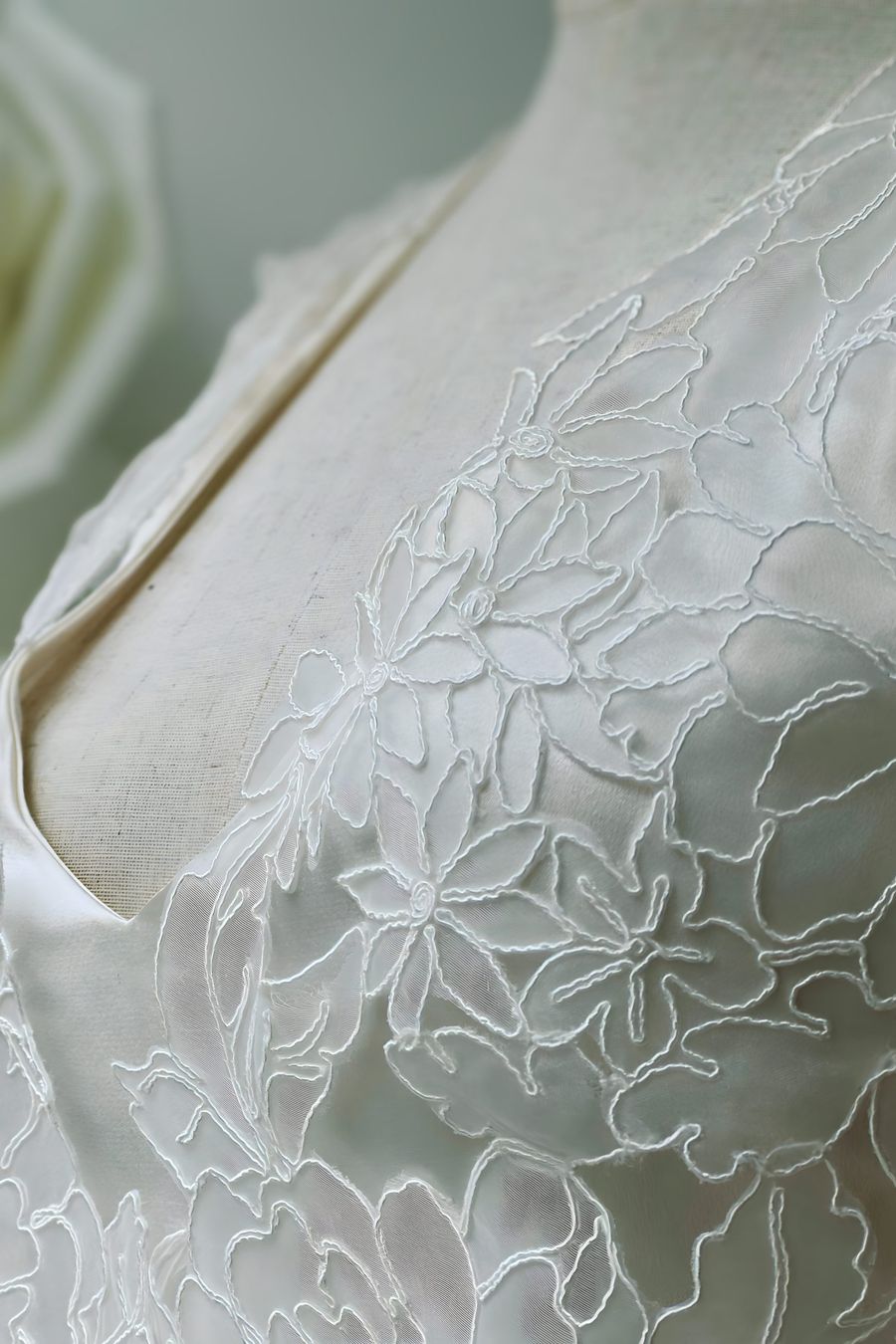 Blütenspitze aus Organza Blütenspitze aus Organza, Brautkleid von Kisui Berlin