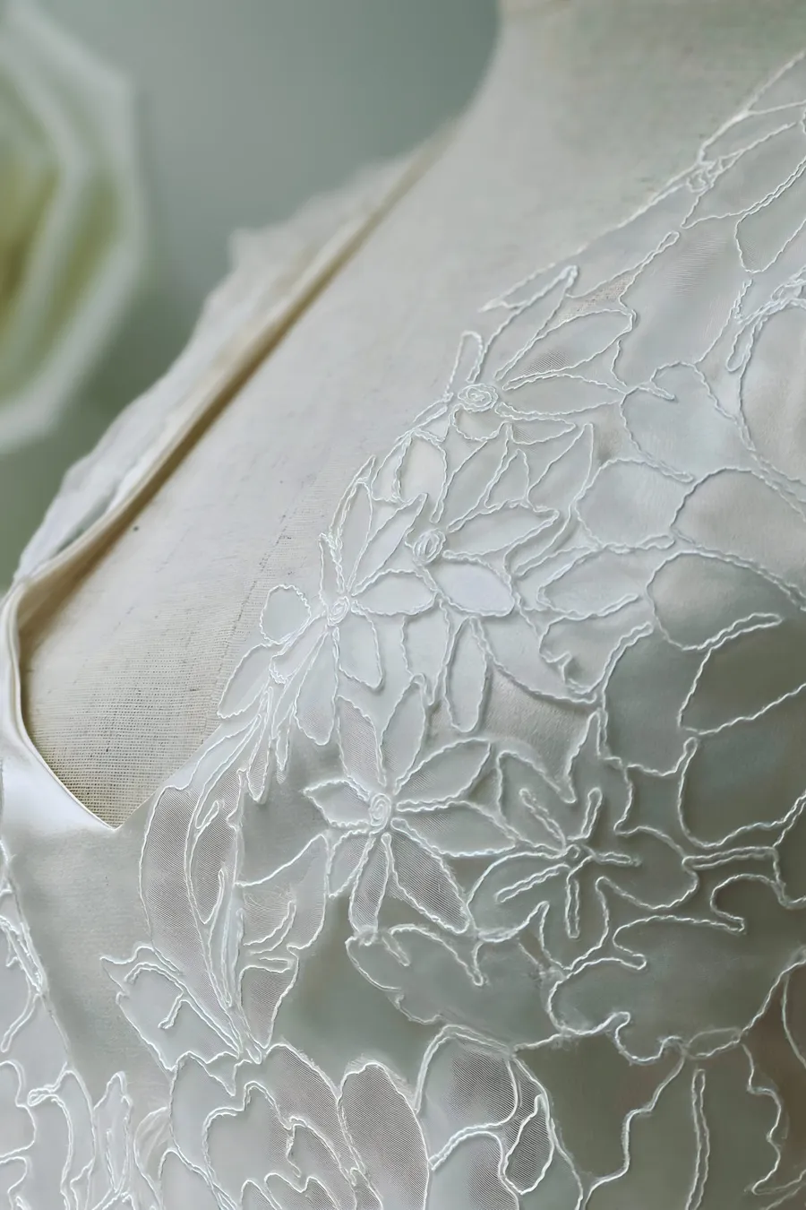 Blütenspitze aus Organza, Brautkleid von Kisui Berlin