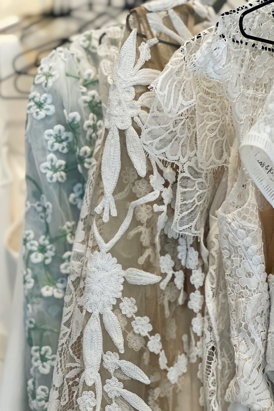 große Auswahl an Second Hand Brautkleidern in unterschiedlichen Stilen große Auswahl an Second Hand Brautkleidern in unterschiedlichen Stilen