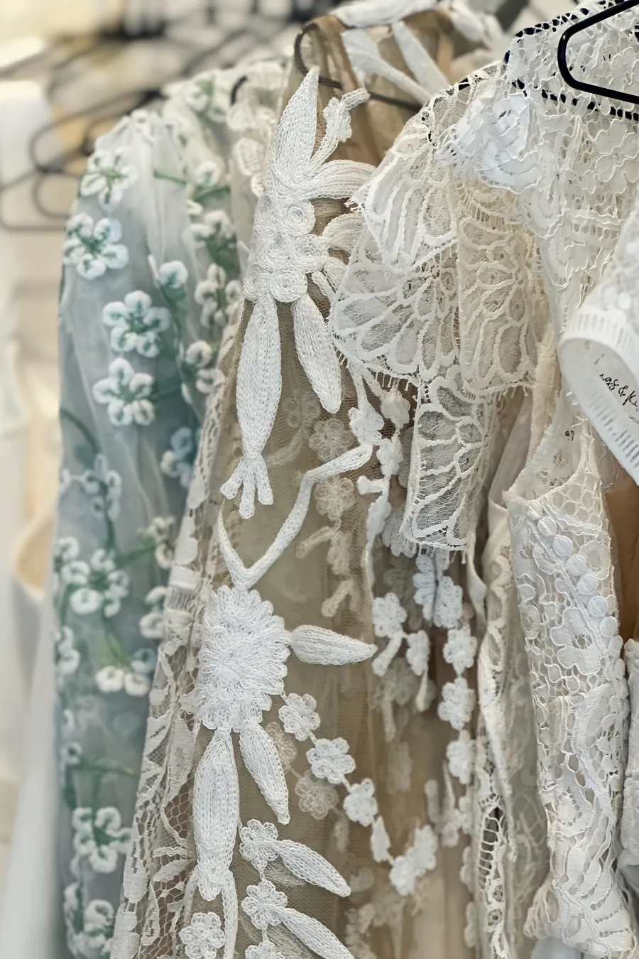 große Auswahl an Second Hand Brautkleidern in unterschiedlichen Stilen