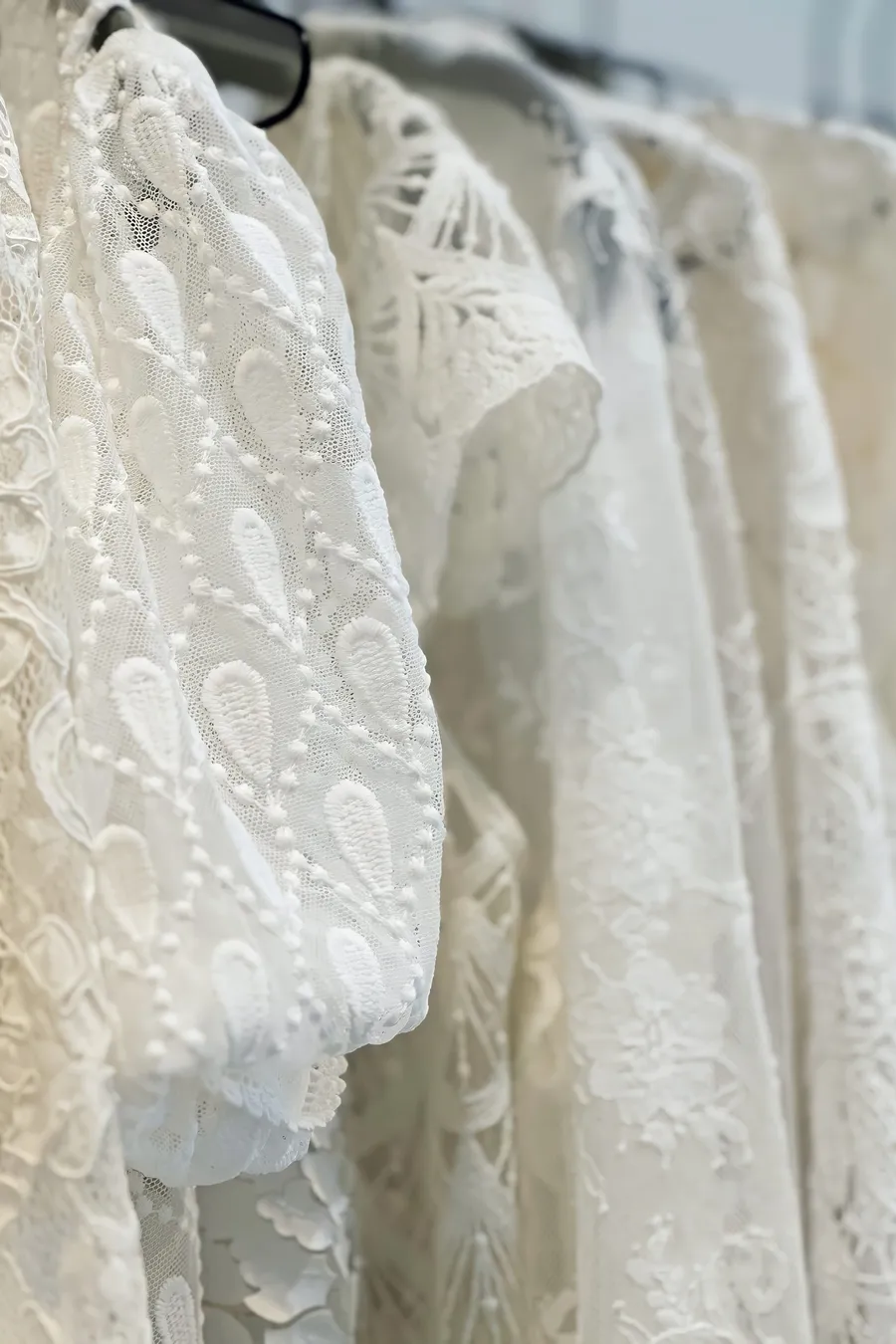 verschieden Spitzenstoffe mit unterschiedlichen Motiven wie Blumen, Ornamenten oder Blättern