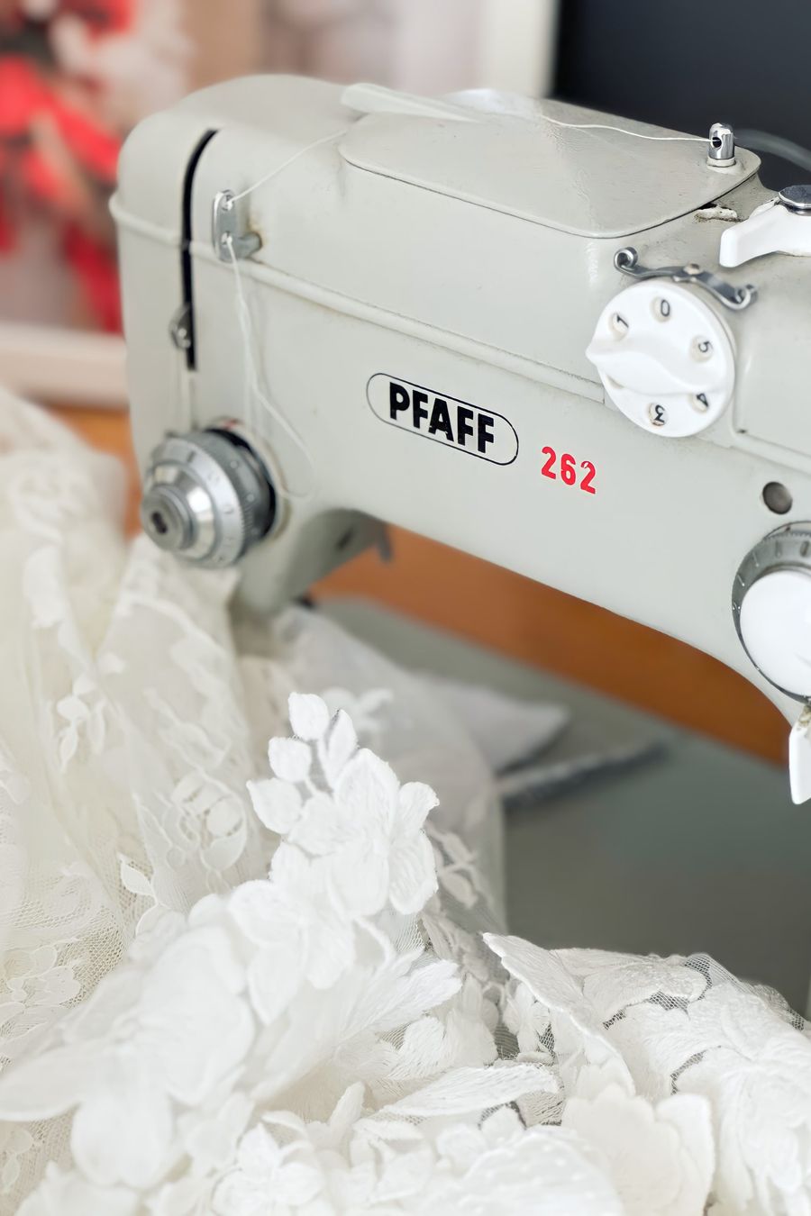 Simone´s Pfaff Nähmaschine in ihrem Bridal Studio hugs & kisses Simone´s Pfaff Nähmaschine in ihrem Bridal Studio hugs & kisses