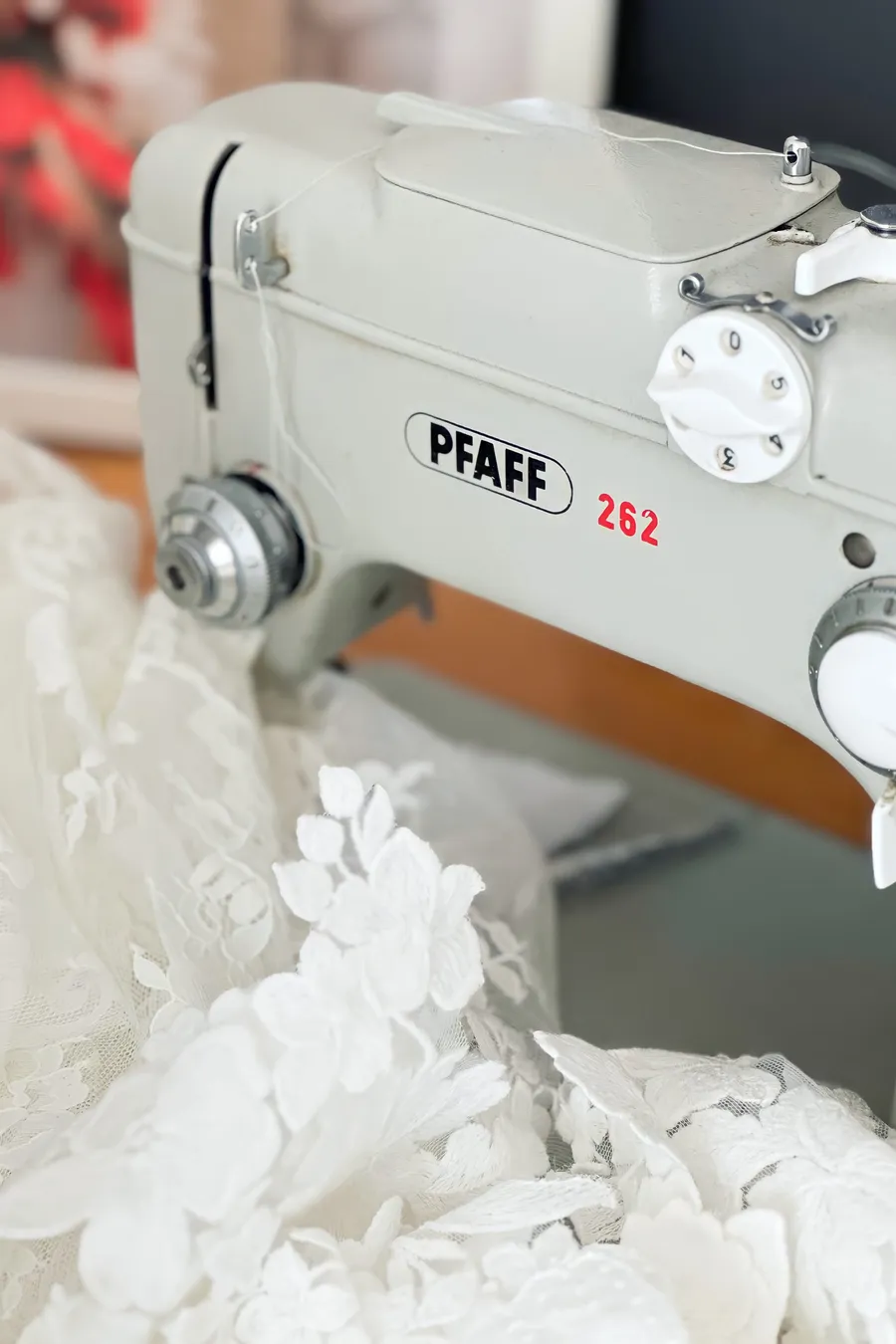Simone´s Pfaff Nähmaschine in ihrem Bridal Studio hugs & kisses