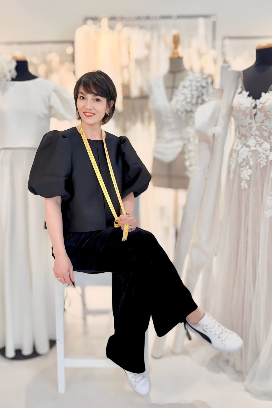 Simone im Bridal Studio hugs & kisses mit unterschiedlichen Brautkleidern auf Büsten Simone im Bridal Studio hugs & kisses mit unterschiedlichen Brautkleidern auf Büsten