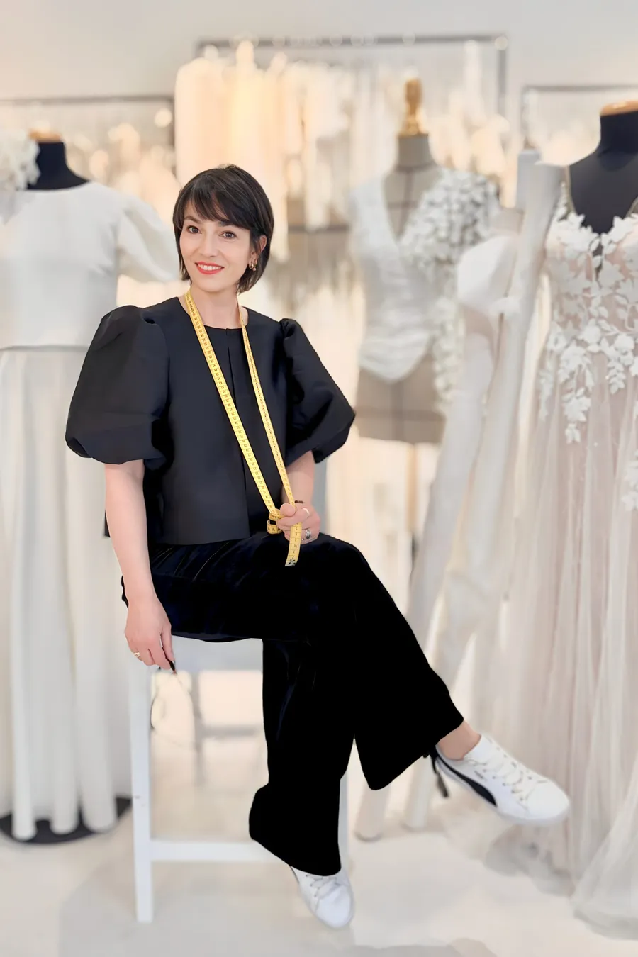 Simone im Bridal Studio hugs & kisses mit unterschiedlichen Brautkleidern auf Büsten