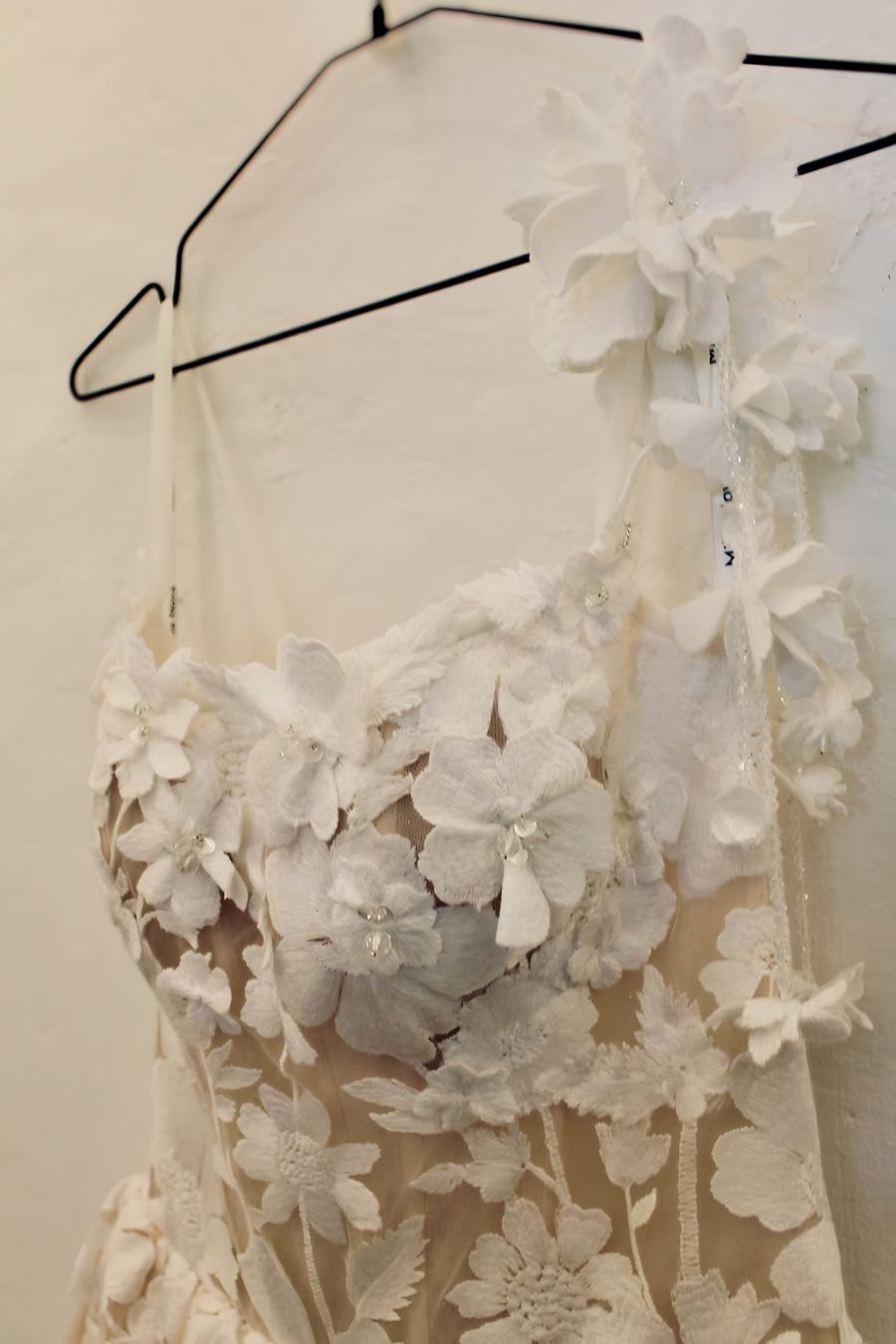 3D Blüten mit feinen Perlen an einem Partykleid von Milla Nova 3D Blüten mit feinen Perlen an einem Partykleid von Milla Nova