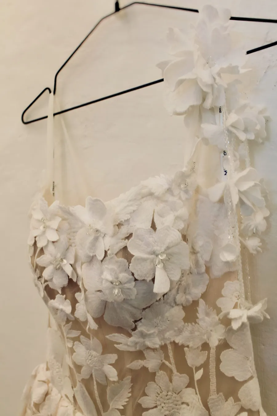 3D Blüten mit feinen Perlen an einem Partykleid von Milla Nova