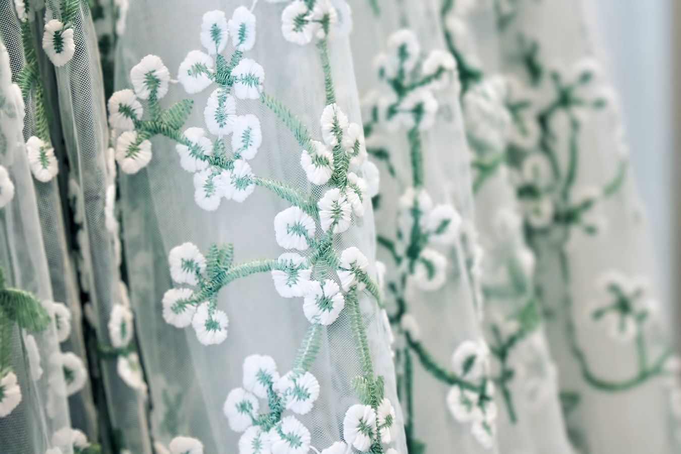 grün-weiße Blüten-Stickerei moderne grün-weiße Blüten-Stickerei