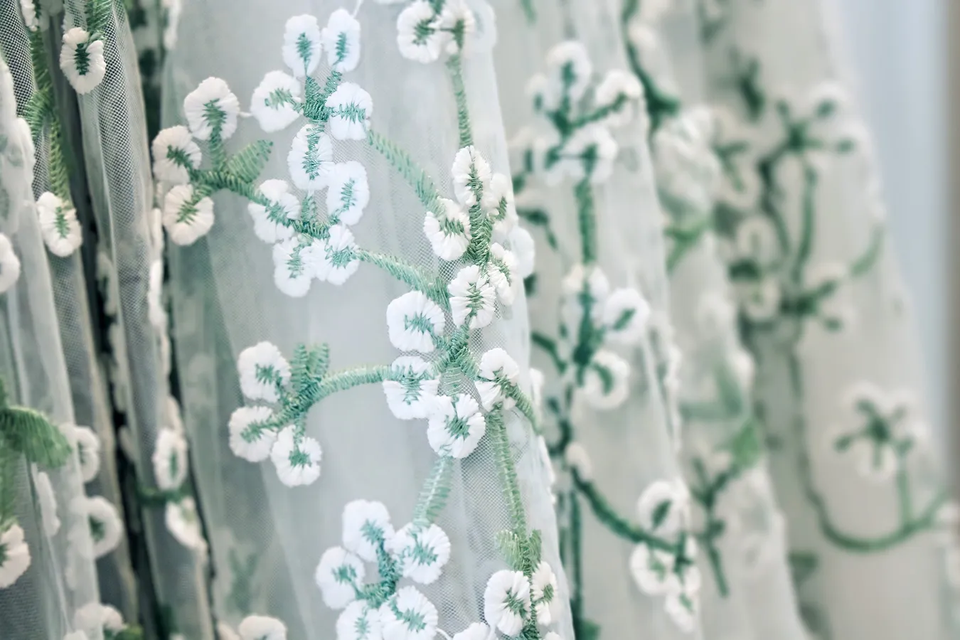 moderne grün-weiße Blüten-Stickerei