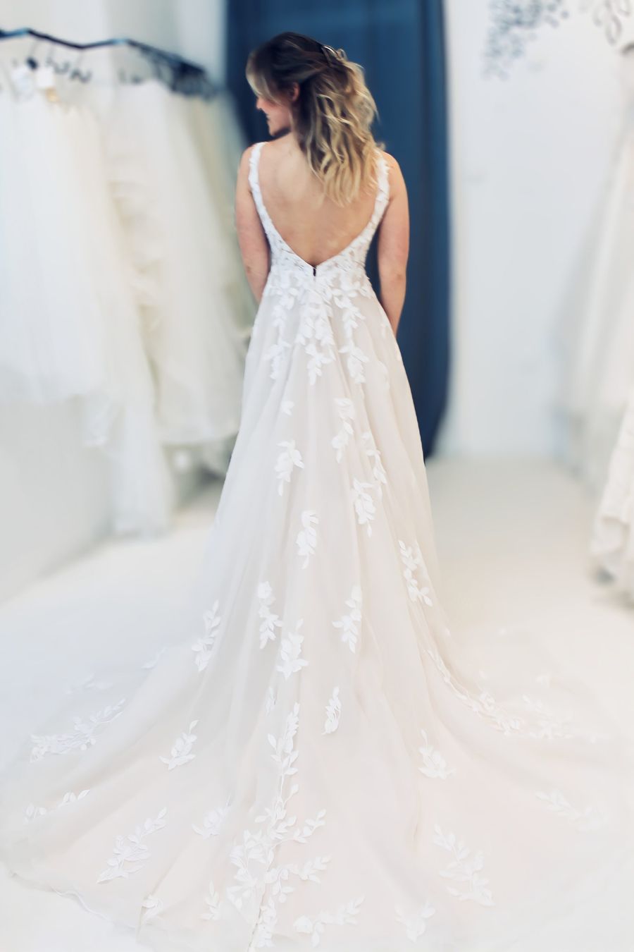 Traum-Brautkleid mit Blätterspitze in blush und langer Schleppe und tiefem Rückenausschnitt Traum-Brautkleid mit Blätterspitze in blush und langer Schleppe und tiefem Rückenausschnitt