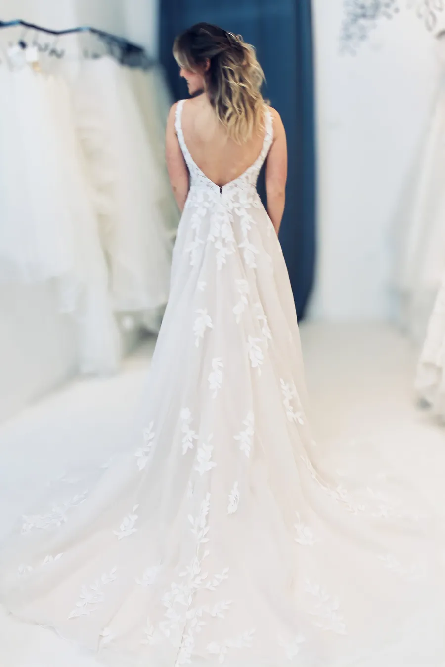 Traum-Brautkleid mit Blätterspitze in blush und langer Schleppe und tiefem Rückenausschnitt