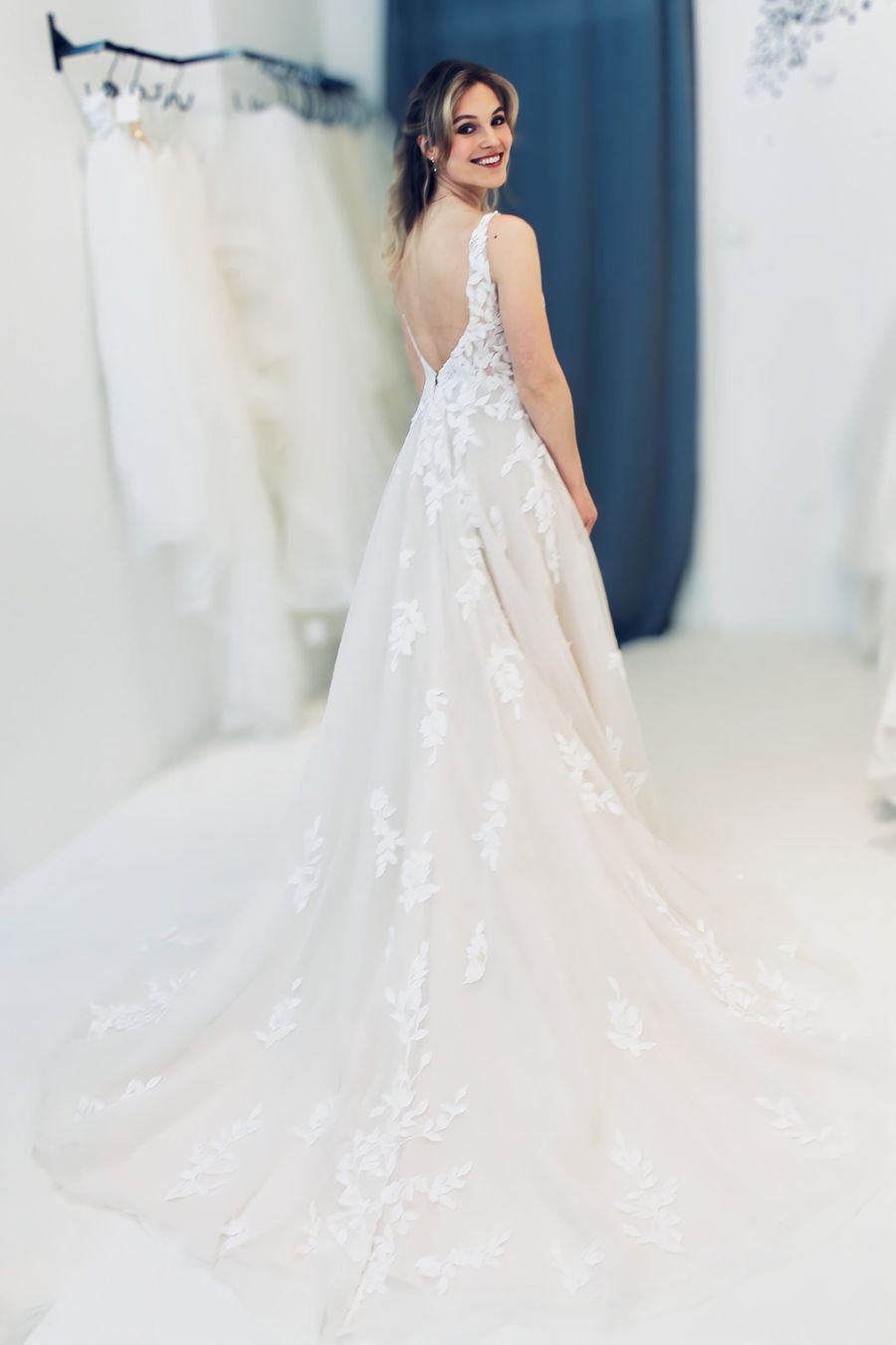 Traum-Brautkleid mit Blätterspitze in blush Traum-Brautkleid mit Blätterspitze in blush und langer Schleppe