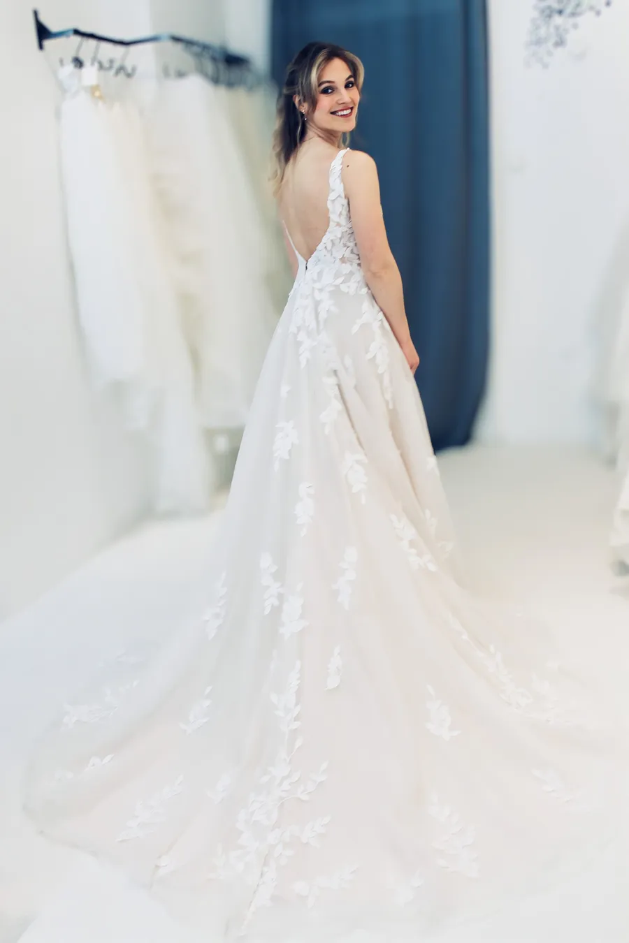 Traum-Brautkleid mit Blätterspitze in blush und langer Schleppe