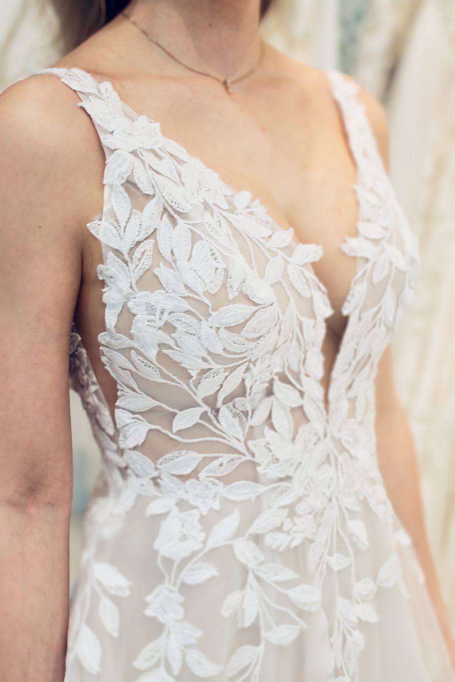 Blätterspitze Blätterspitze am Oberteil mit Cut-outs