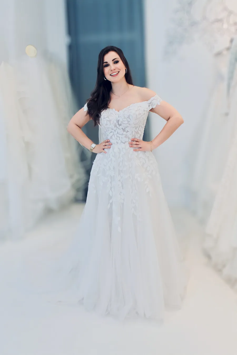 romantisches Brautkleid mit Carmen-Trägern und Blätterspitze in ivory