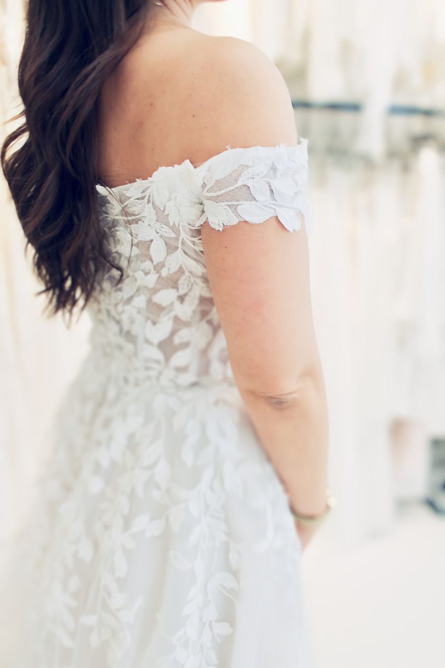 weißes Hochzeitskleid mit Carmenträgern und Blätterspitze von Morilee weißes Hochzeitskleid mit Carmenträgern und Blätterspitze von Morilee