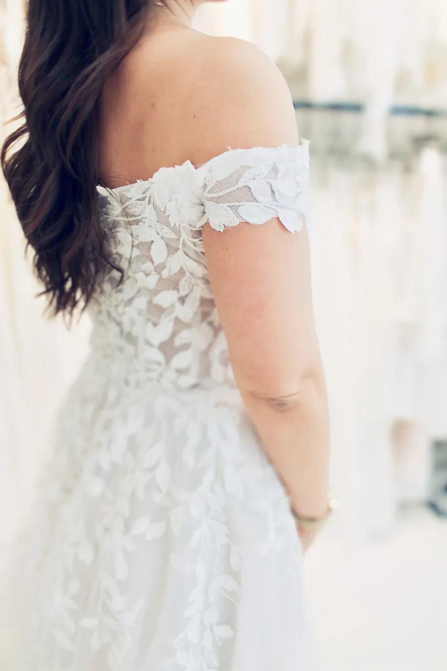 weißes Hochzeitskleid mit Carmenträgern und Blätterspitze von Morilee