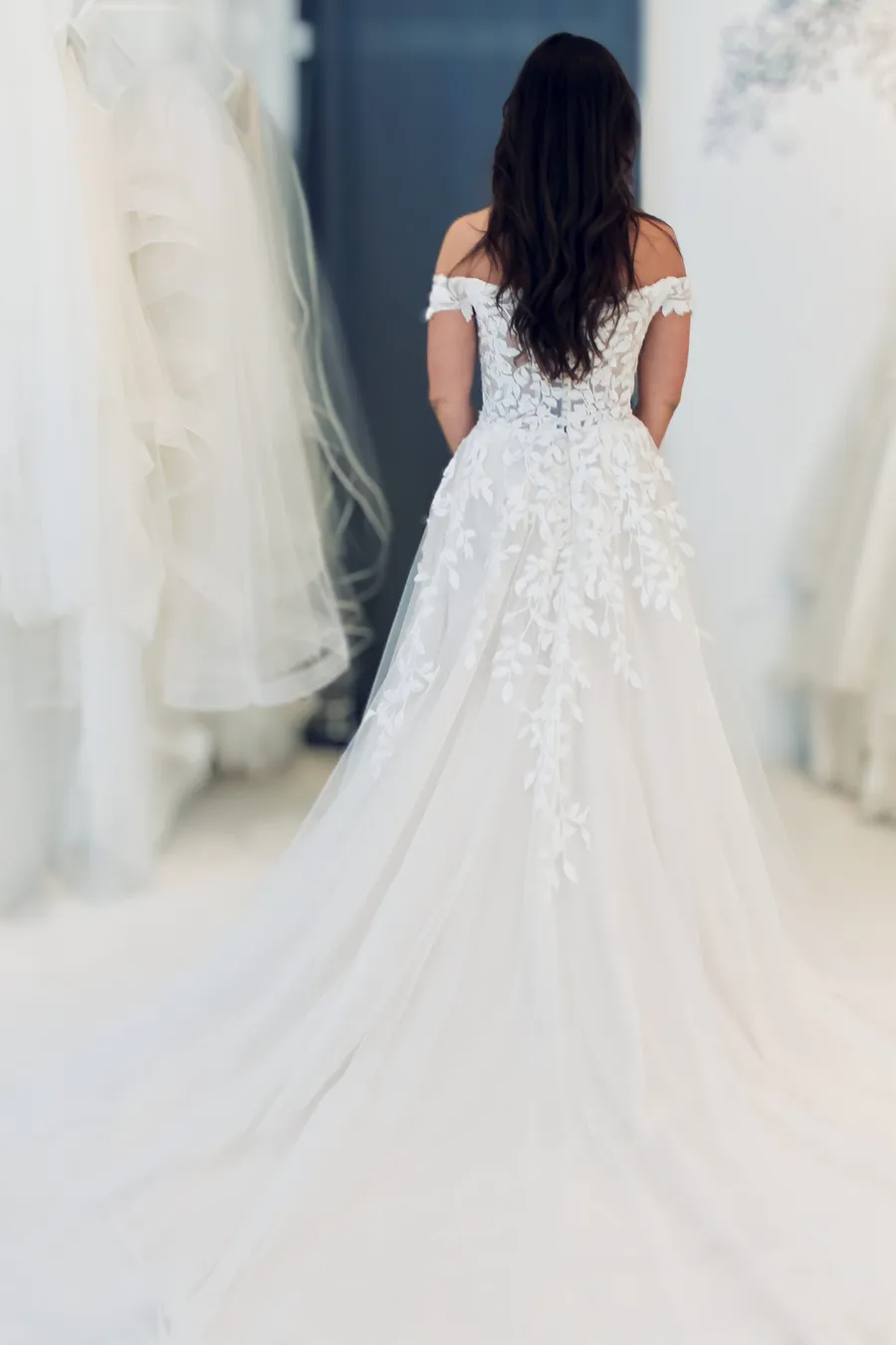 romantisches Brautkleid mit Carmenträgern
