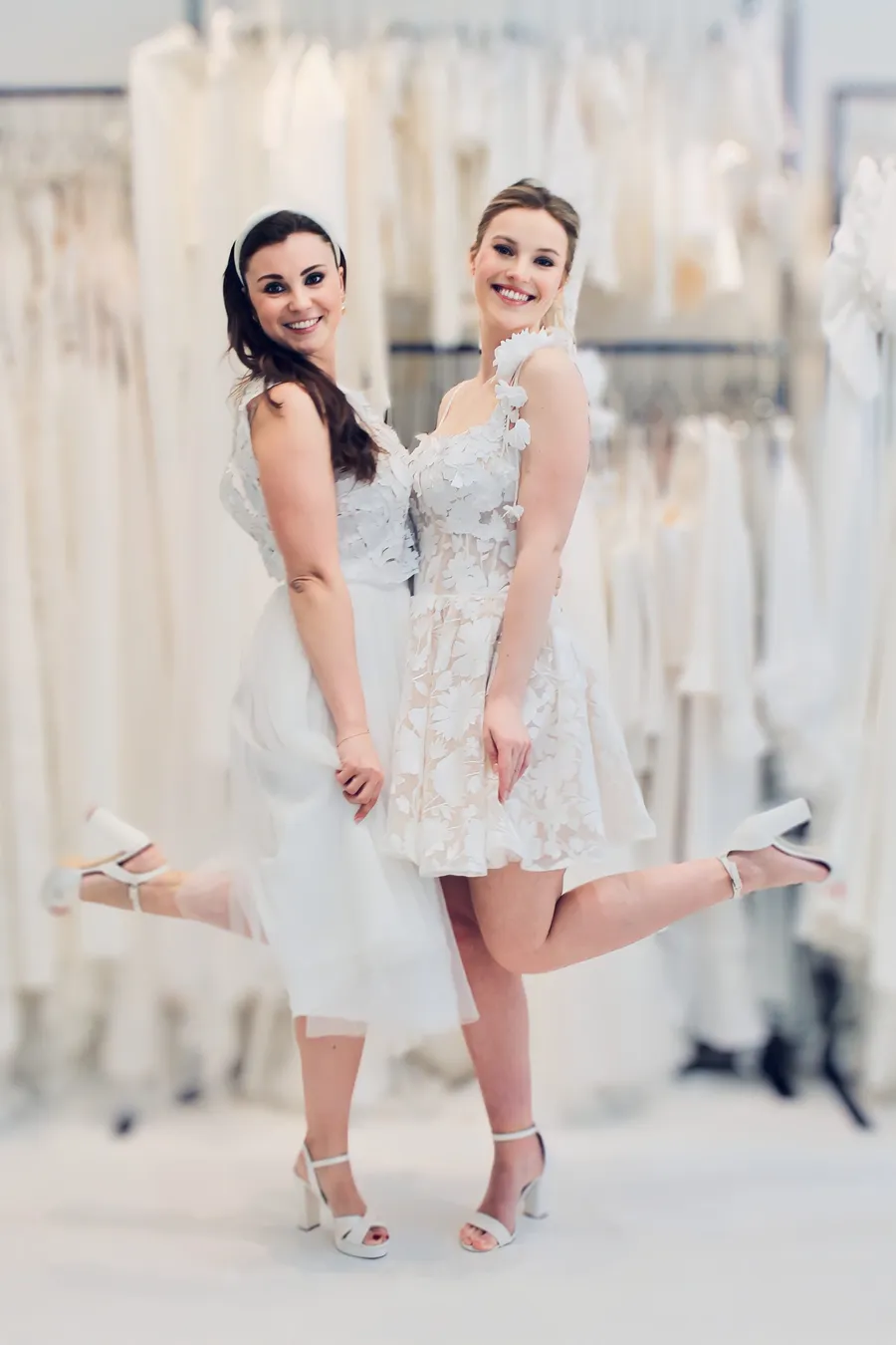 Bride to be´s in kurzen Brautkleidern