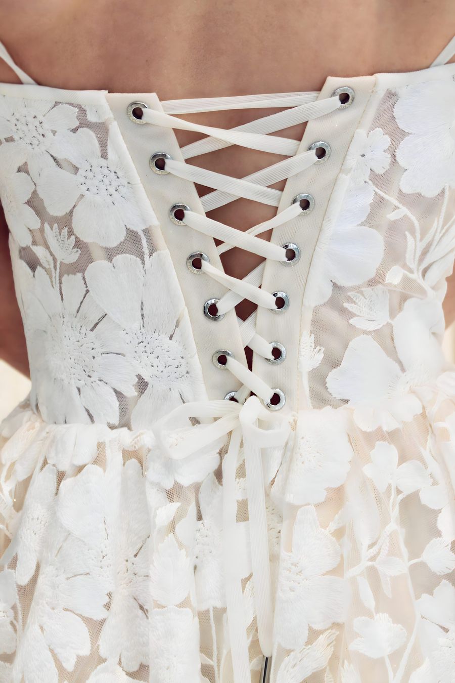 kurzes Partykleid mit wunderschöner Schnürung im Rücken von Milla Nova Ein schöner Rücken kann auch entzücken! Wunderschöne Schnürung ein einem preloved Partykleid von Milla Nova